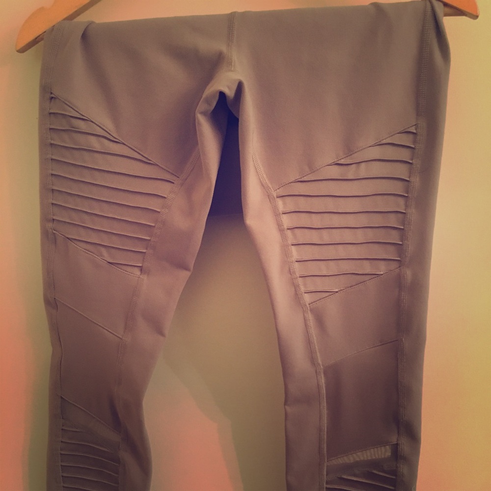 Alo yoga Moto legging! Size S